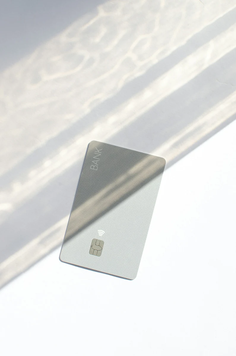Cartão bancário cinza genérico com chip, sem números ou marca de instituição.